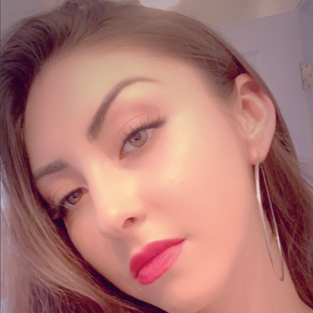 Meet your Posher, Alexandra